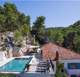 6 Bedroom villa with infinity pool set in a stunning bay near Hvar town on Hvar Island sleeps 10-12